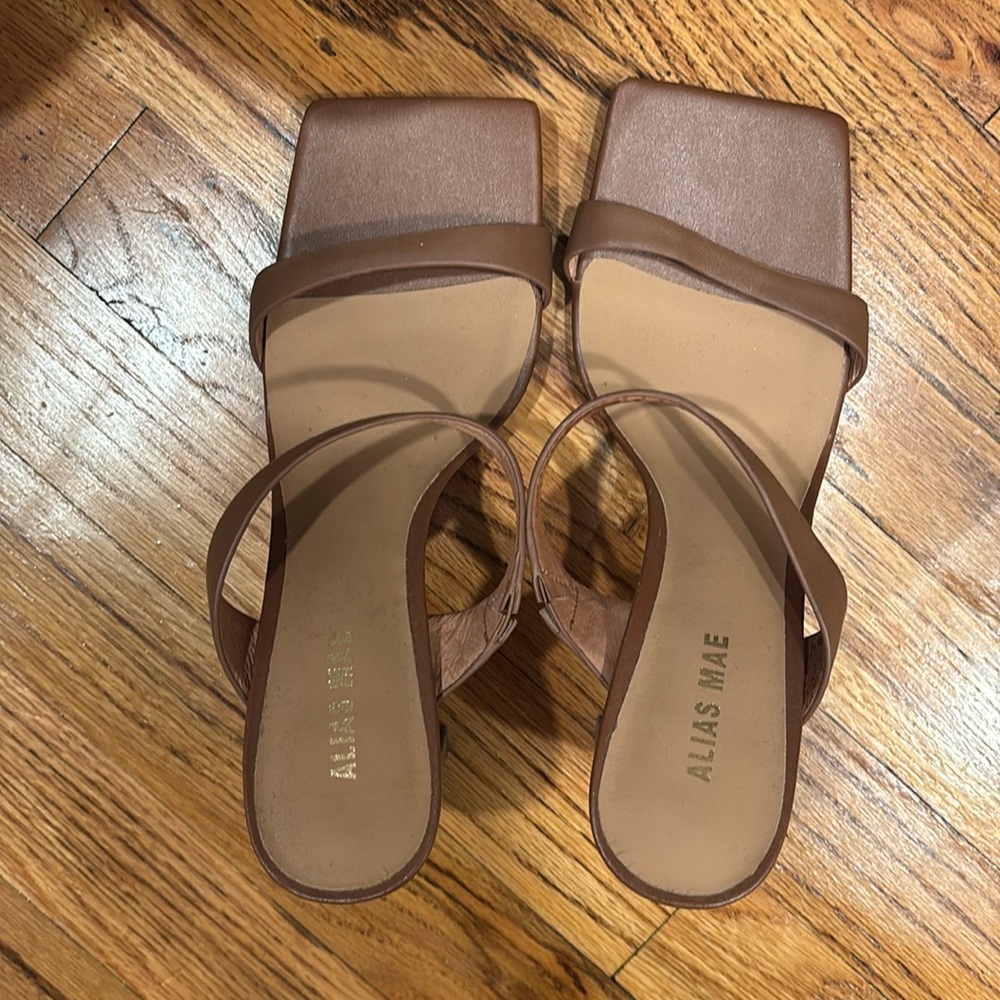 Alias Mae brown heel